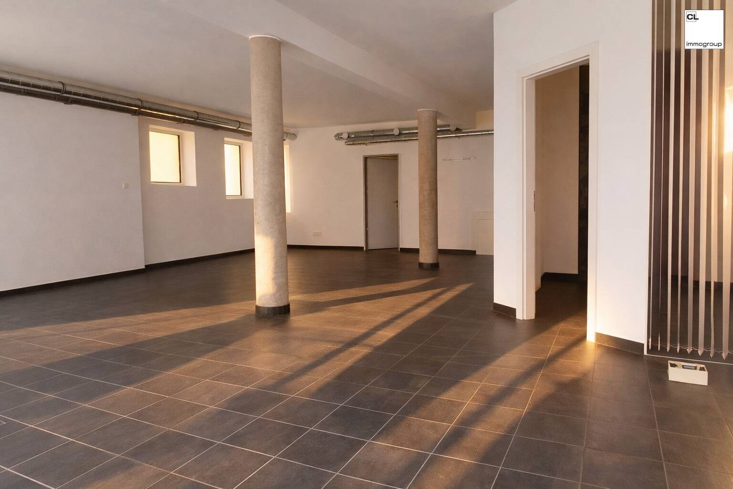 Bright, beautiful and centrally located ground-floor commercial premises near Kurpark, Bad Ischl; 3 rooms with kitchen, WCs and archive
