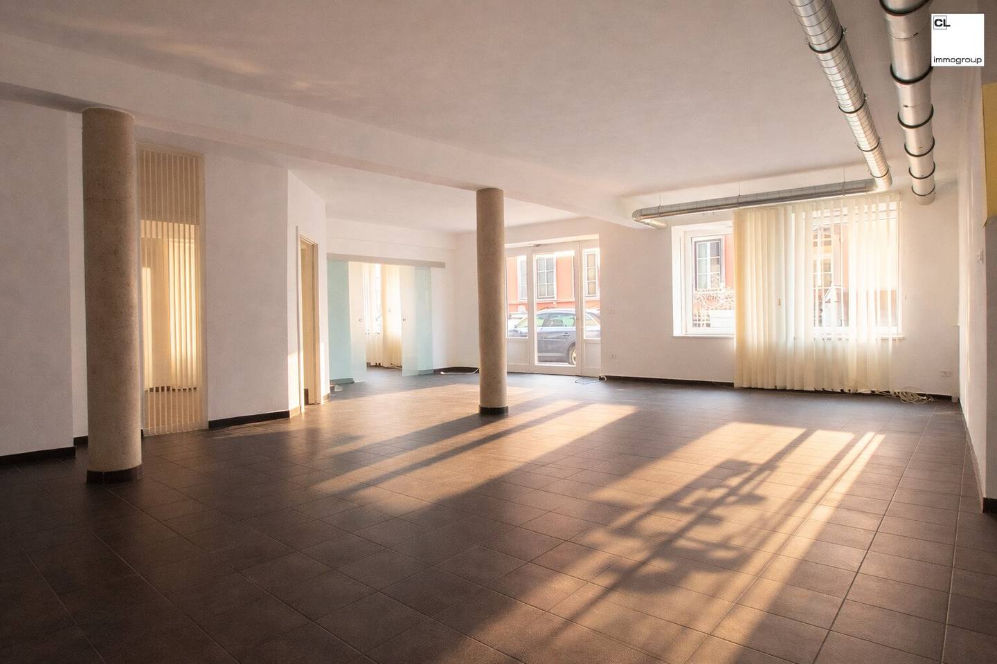 Bright, beautiful and centrally located ground-floor commercial premises near Kurpark, Bad Ischl; 3 rooms with kitchen, WCs and archive
