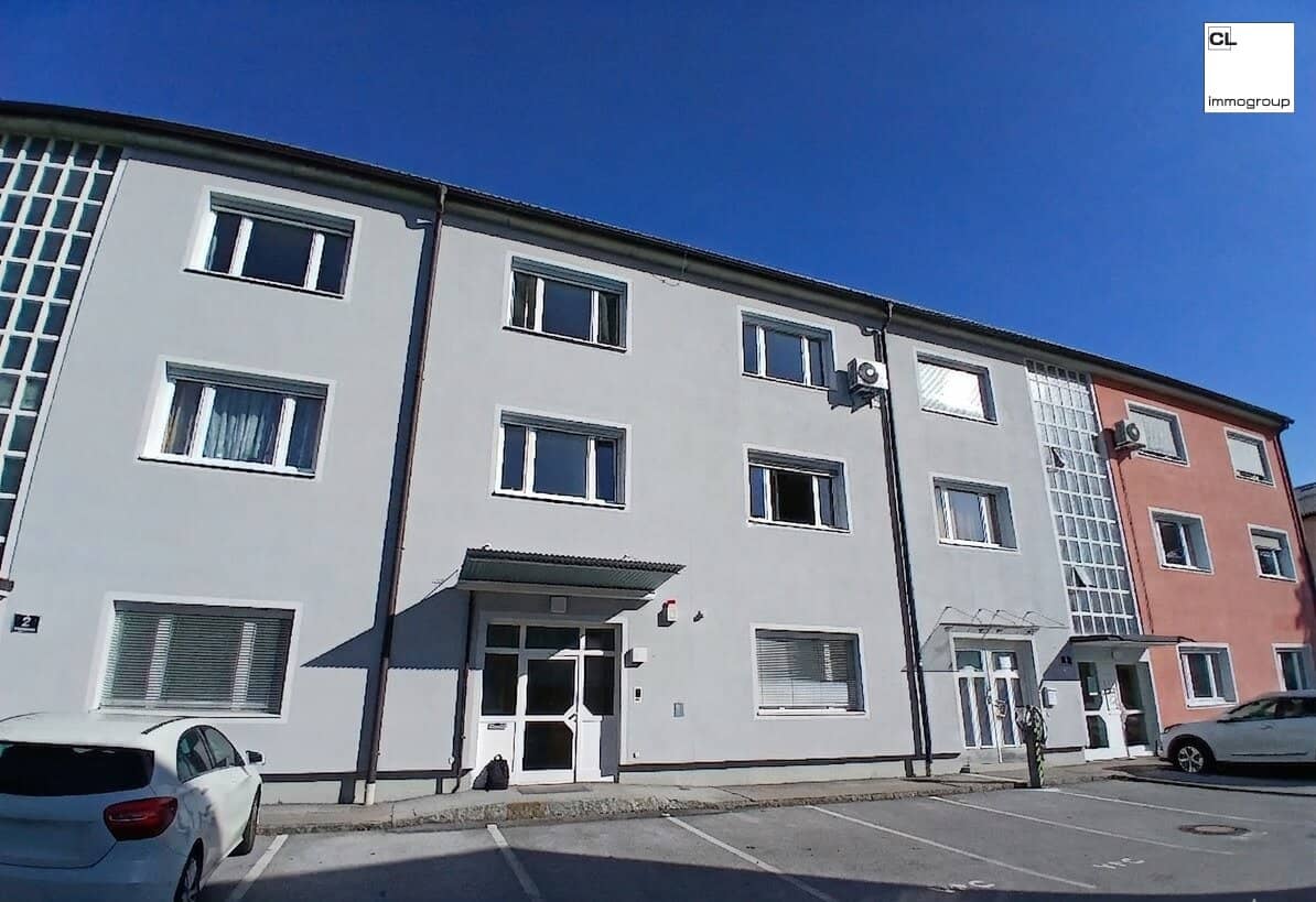 Large top commercial property in Salzburg Maxglan; bright, high spaces, ground floor and first floor with 372 m² of office space plus 12 m² of storage; pleasant room and working climate; quiet location with parking and green spaces directly in front of the building