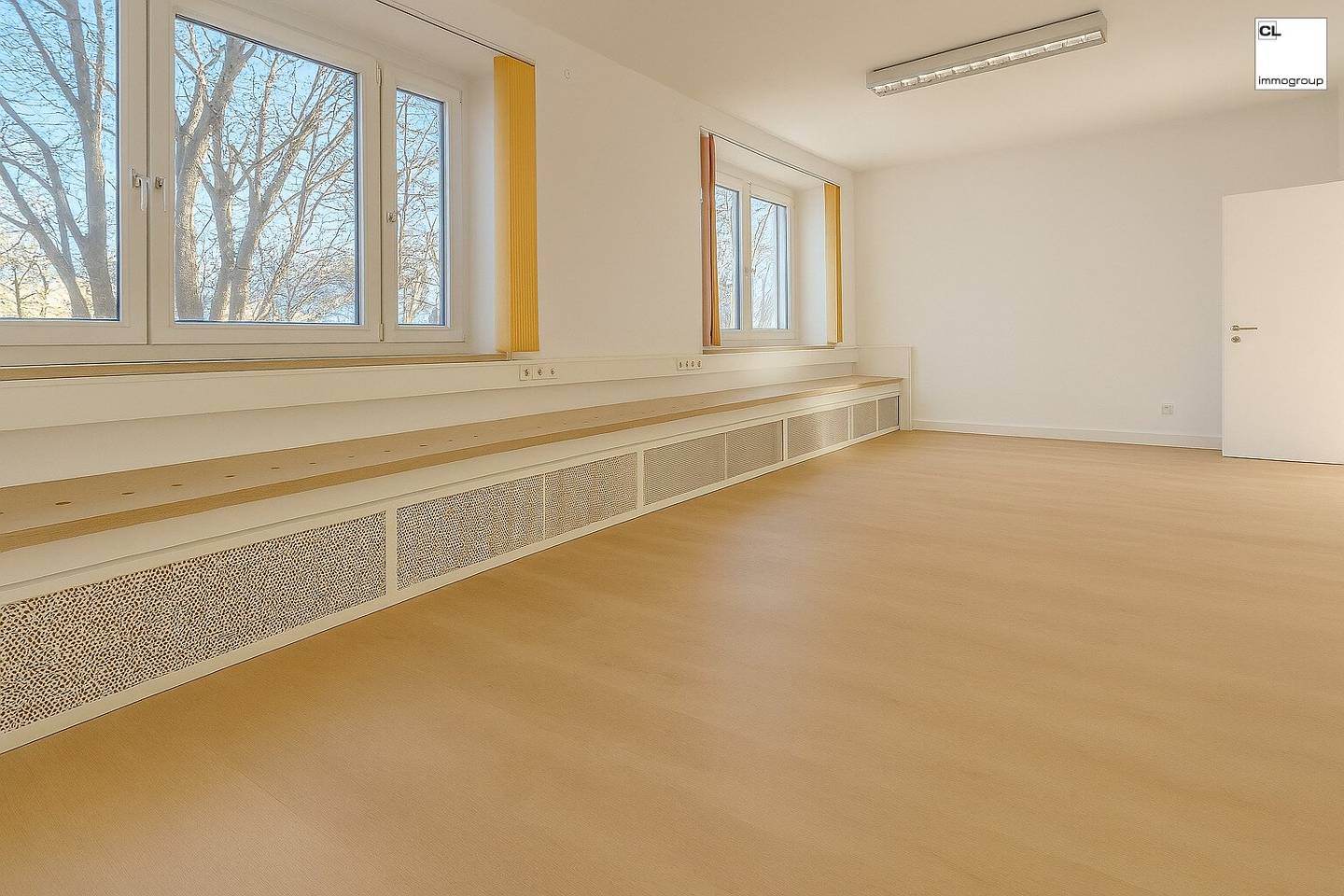 Large top commercial property in Salzburg Maxglan; bright, high spaces, ground floor and first floor with 372 m² of office space plus 12 m² of storage; pleasant room and working climate; quiet location with parking and green spaces directly in front of the building