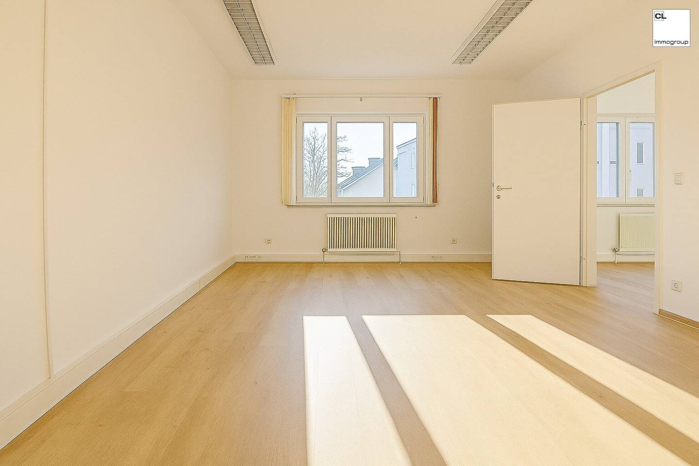 Large top commercial property in Salzburg Maxglan; bright, high spaces, ground floor and first floor with 372 m² of office space plus 12 m² of storage; pleasant room and working climate; quiet location with parking and green spaces directly in front of the building