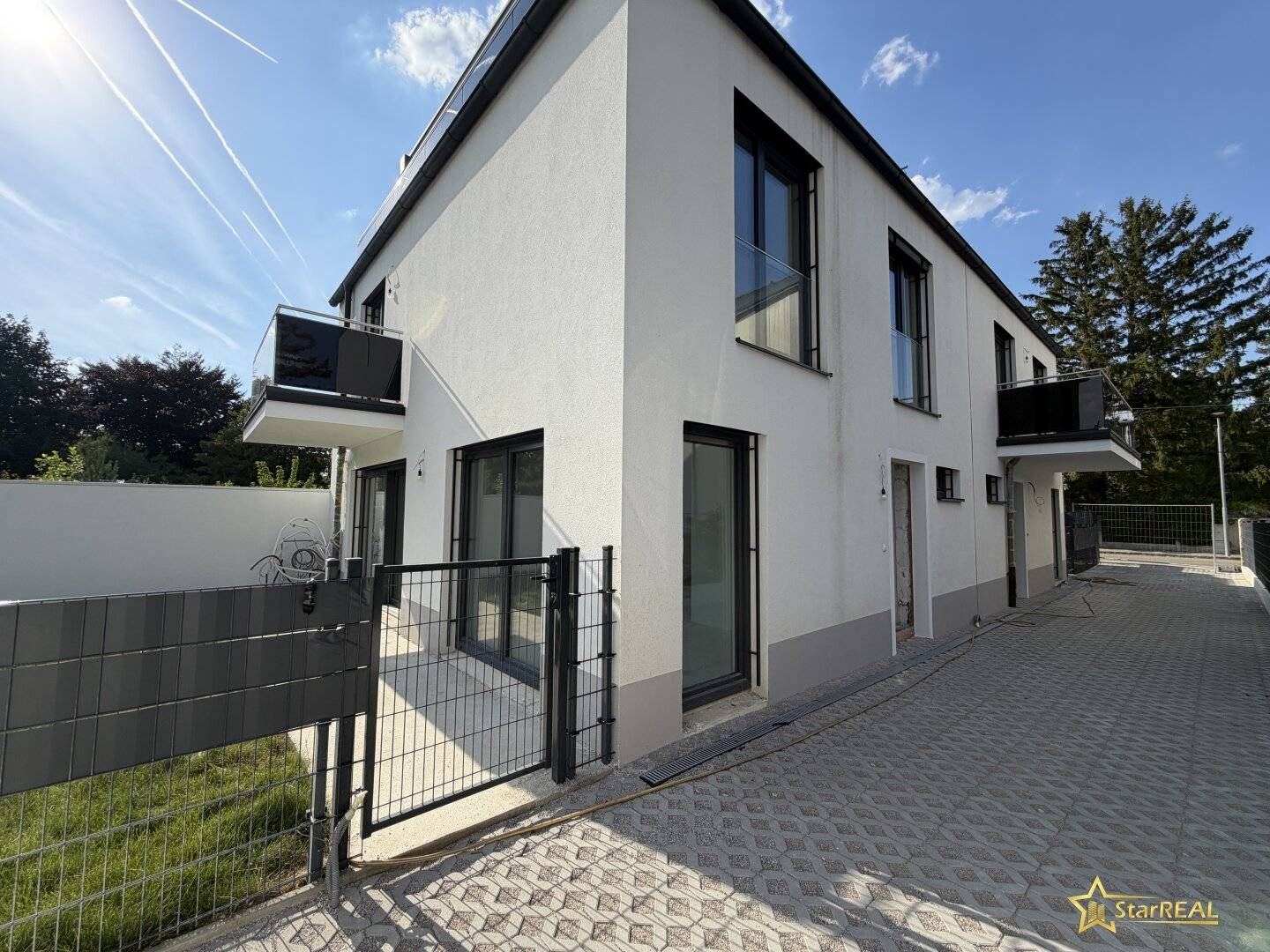 NEAR COMPLETION! NEW BRICK HOUSE IN SOUTH-FACING LOCATION. TOP EQUIPMENT!