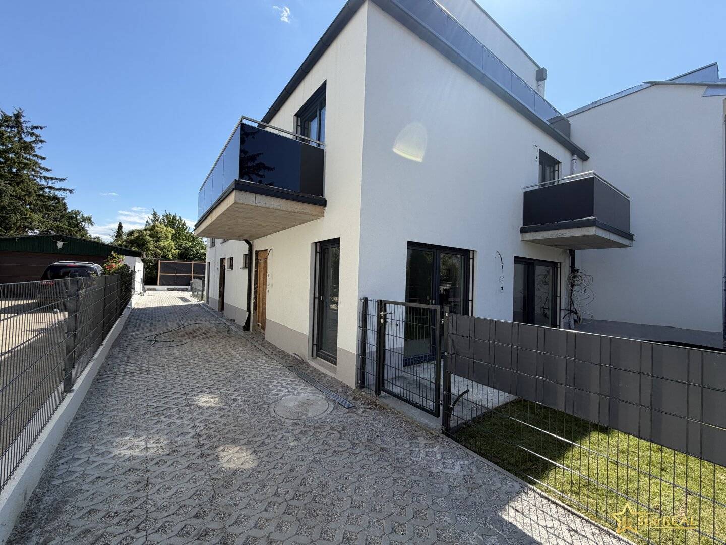 New build near the centre 5-room brick house with 2 bathrooms and 3 WCs