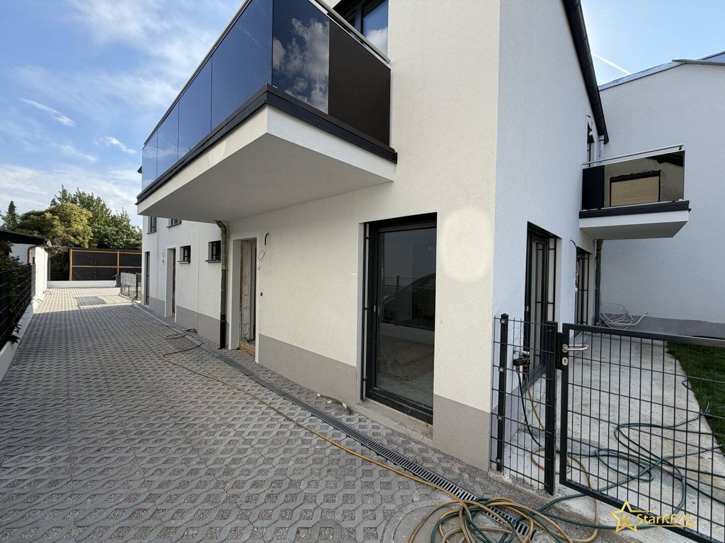 New build near the centre 5-room brick house with 2 bathrooms and 3 WCs