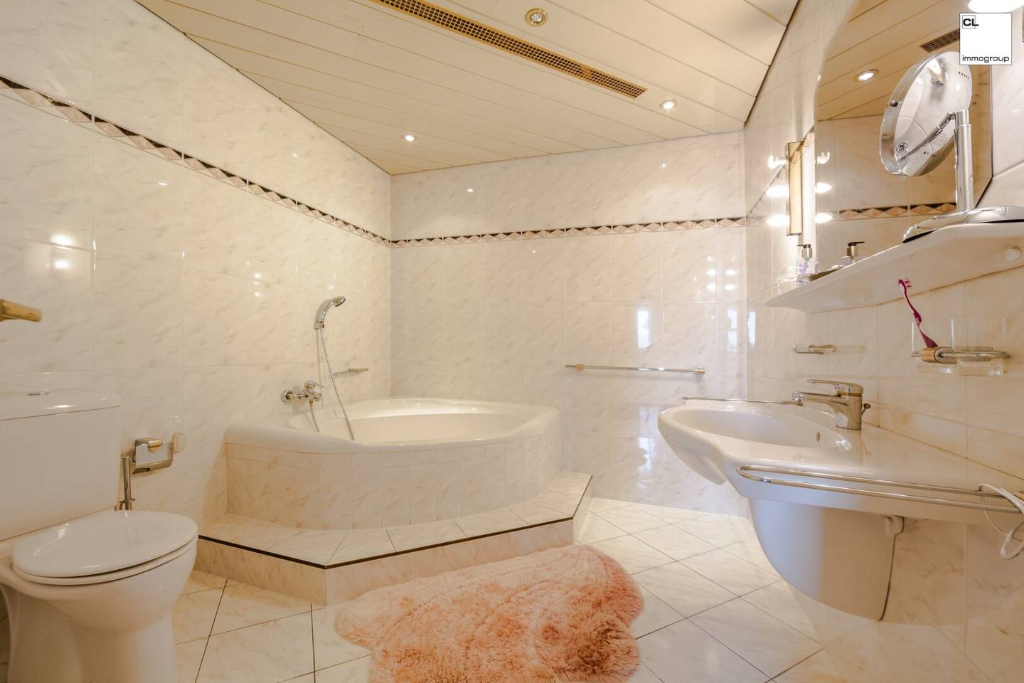 Mondsee Exclusive Attic Apartment with Panorama and Privacy