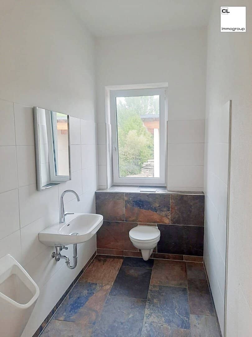Your new location in Oberwang! Spacious office now for rent