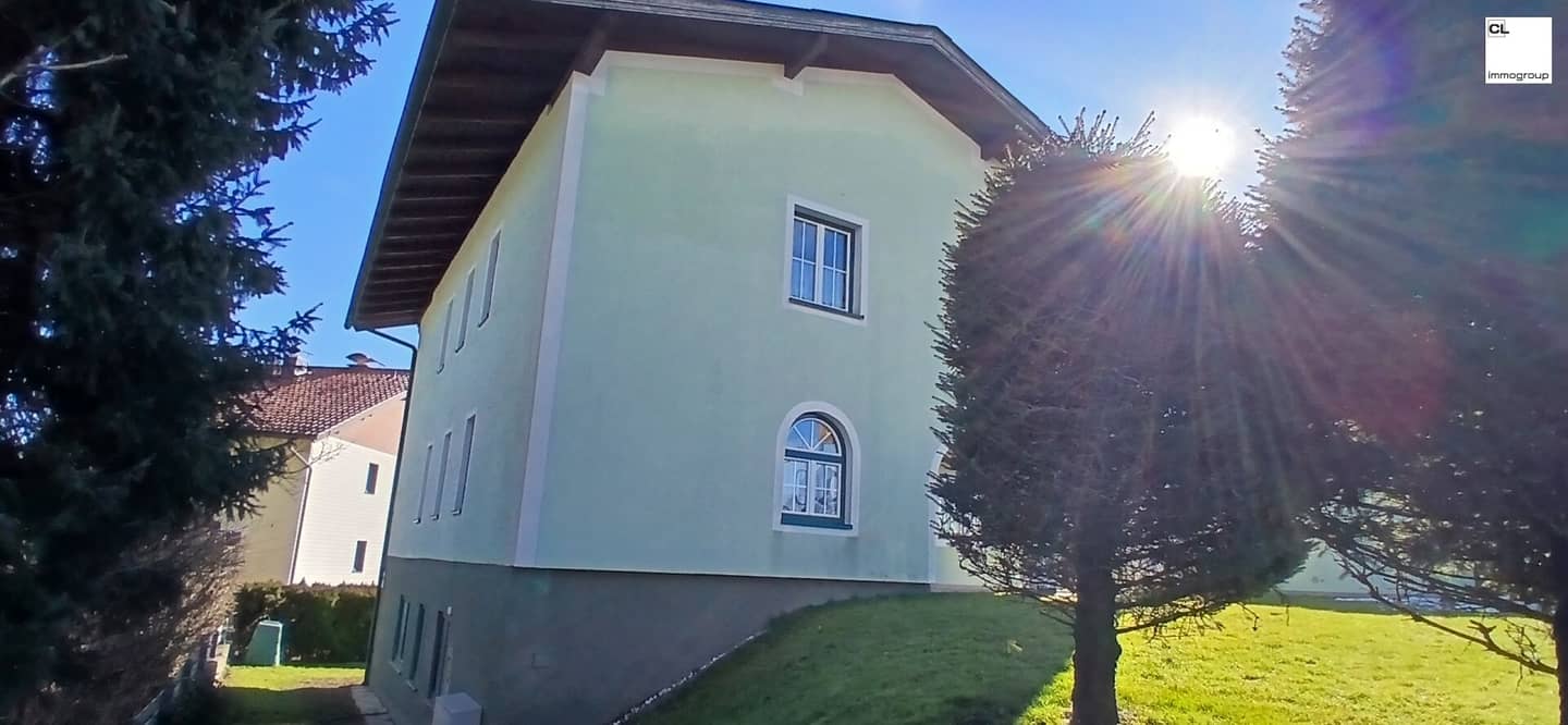 Großzügiges Zweifamilienhaus in Seekirchen am Wallersee - Ihr neues Zuhause mit schönen Ausblicken, großem Garten, Balkon nach Süden und Westen, Doppelgarage und Gartenlaube - vielseitig auf mehreren Ebenen nutzbar!