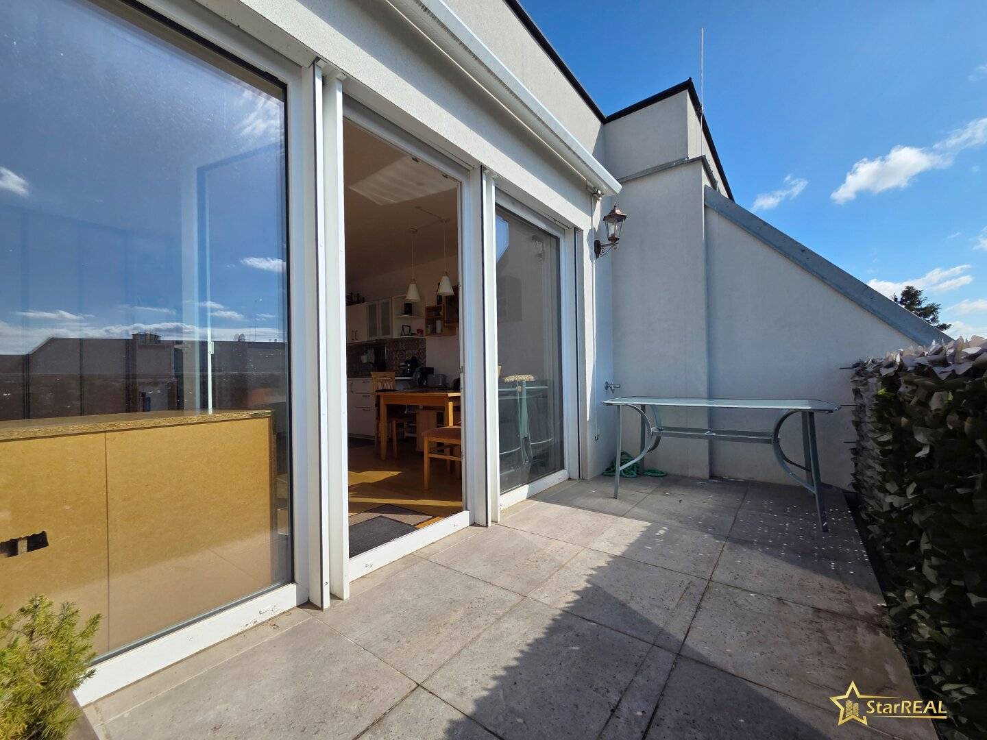 SENSATIONSPREIS! LICHTDURCHFLUTETE DACHGESCHOSSWOHNUNG MIT TERRASSE, TIEFGARAGENPLATZ &amp; PERFEKTEM GRUNDRISS – NUR 400 METER BIS WIEN!