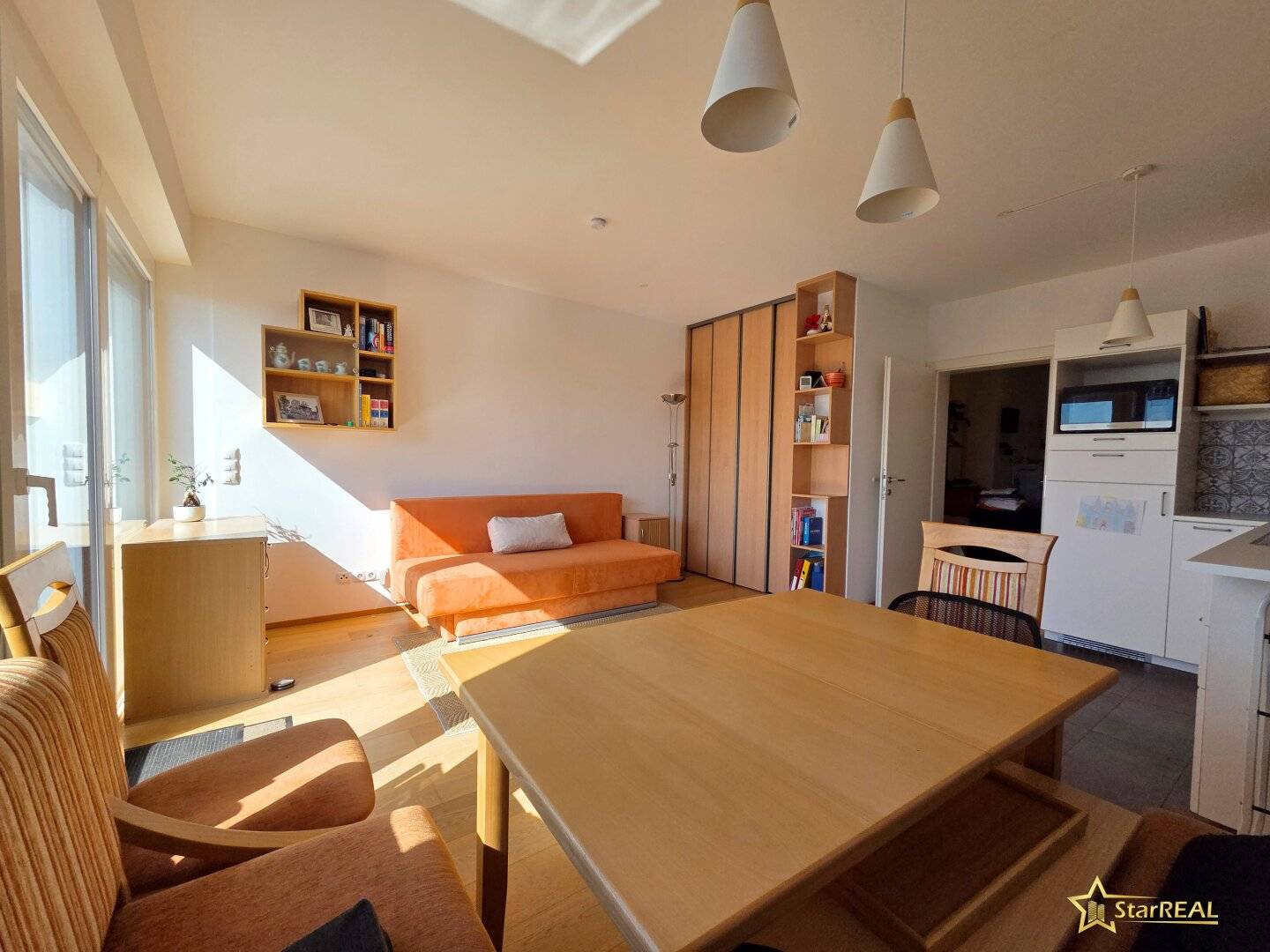 SENSATIONSPREIS! LICHTDURCHFLUTETE DACHGESCHOSSWOHNUNG MIT TERRASSE, TIEFGARAGENPLATZ &amp; PERFEKTEM GRUNDRISS – NUR 400 METER BIS WIEN!