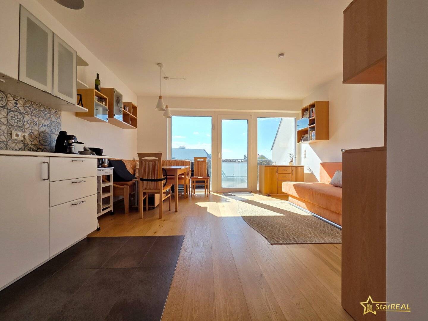 SENSATIONSPREIS! LICHTDURCHFLUTETE DACHGESCHOSSWOHNUNG MIT TERRASSE, TIEFGARAGENPLATZ &amp; PERFEKTEM GRUNDRISS – NUR 400 METER BIS WIEN!
