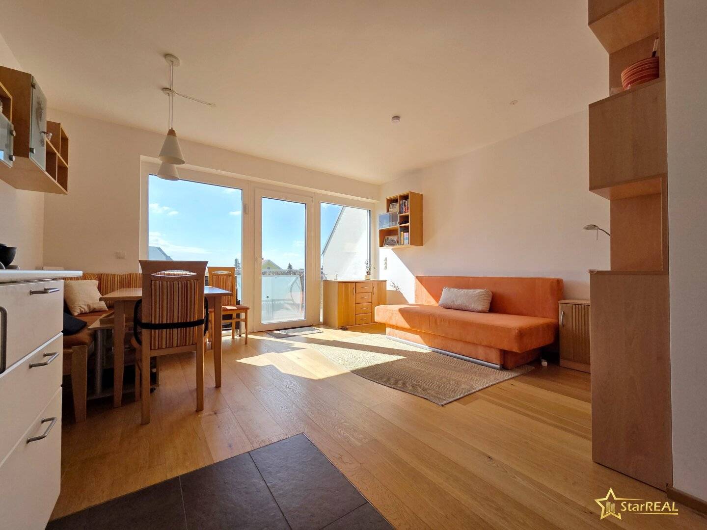 SENSATIONSPREIS! LICHTDURCHFLUTETE DACHGESCHOSSWOHNUNG MIT TERRASSE, TIEFGARAGENPLATZ &amp; PERFEKTEM GRUNDRISS – NUR 400 METER BIS WIEN!