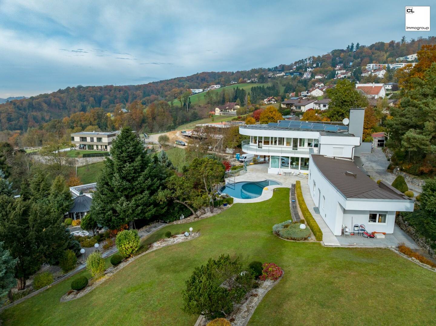 Jenseits des Gewöhnlichen – VILLA mit magischer Gartenanlage