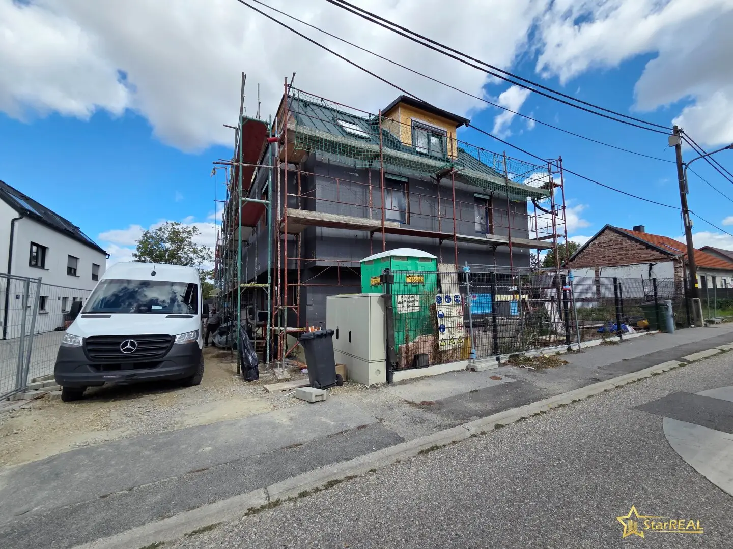 UNDER CONSTRUCTION! NEAR GYMNASIUM SIMONSGASSE. 5 ROOM BRICK HOUSE. BASEMENT. 90 m² GARDEN. PHOTOVOLTAIC SYSTEM. TOP FITTINGS. COMMISSION-FREE for the buyer.