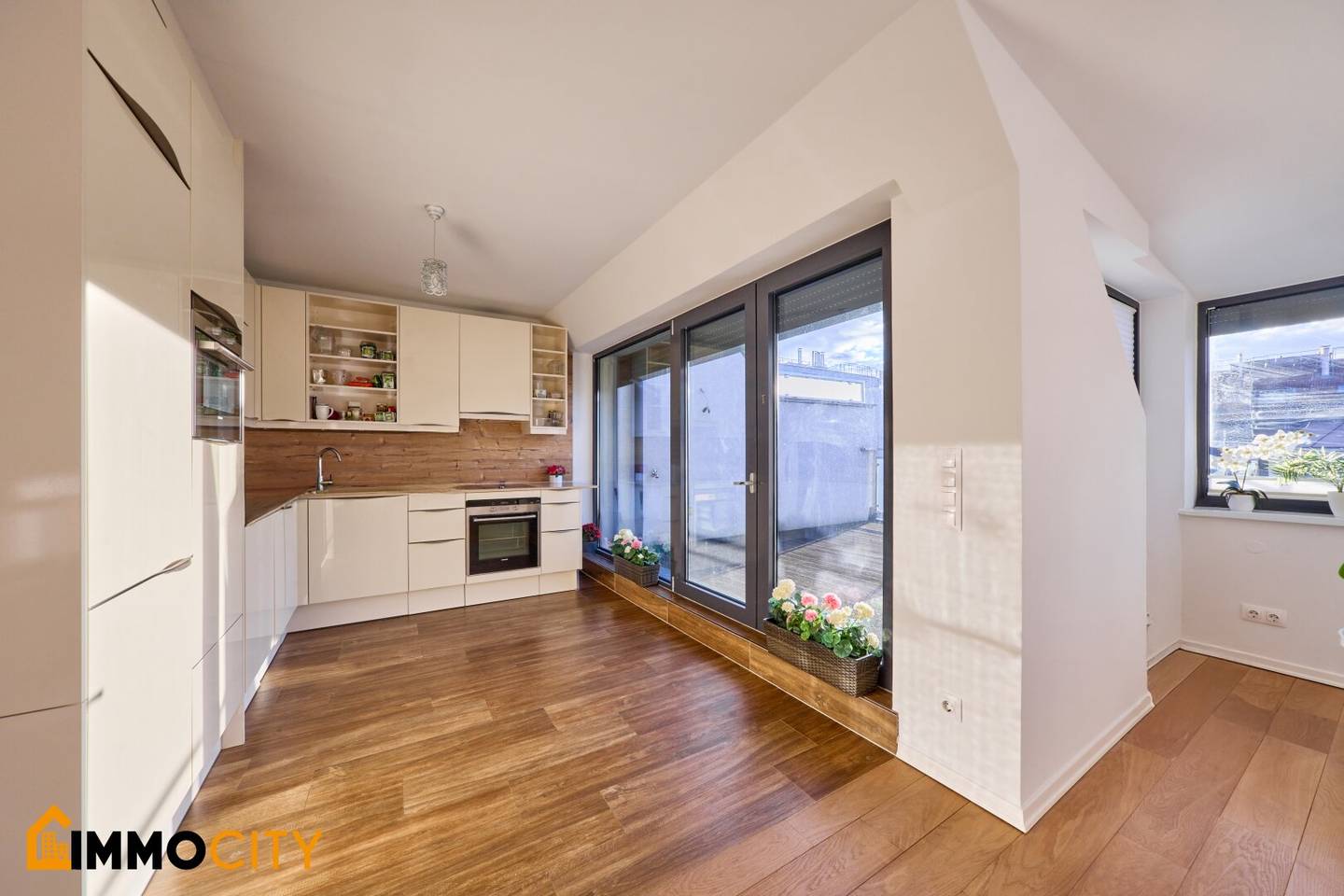 Exclusive 4-room attic apartment with terrace in close proximity to the city center – Mayerhofgasse 7, 1040 Vienna