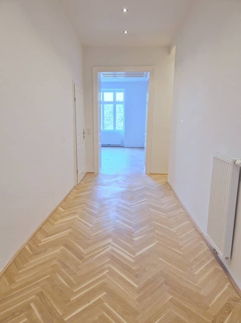 Stylish 2-room first-occupancy period apartment with balcony in central location with park view