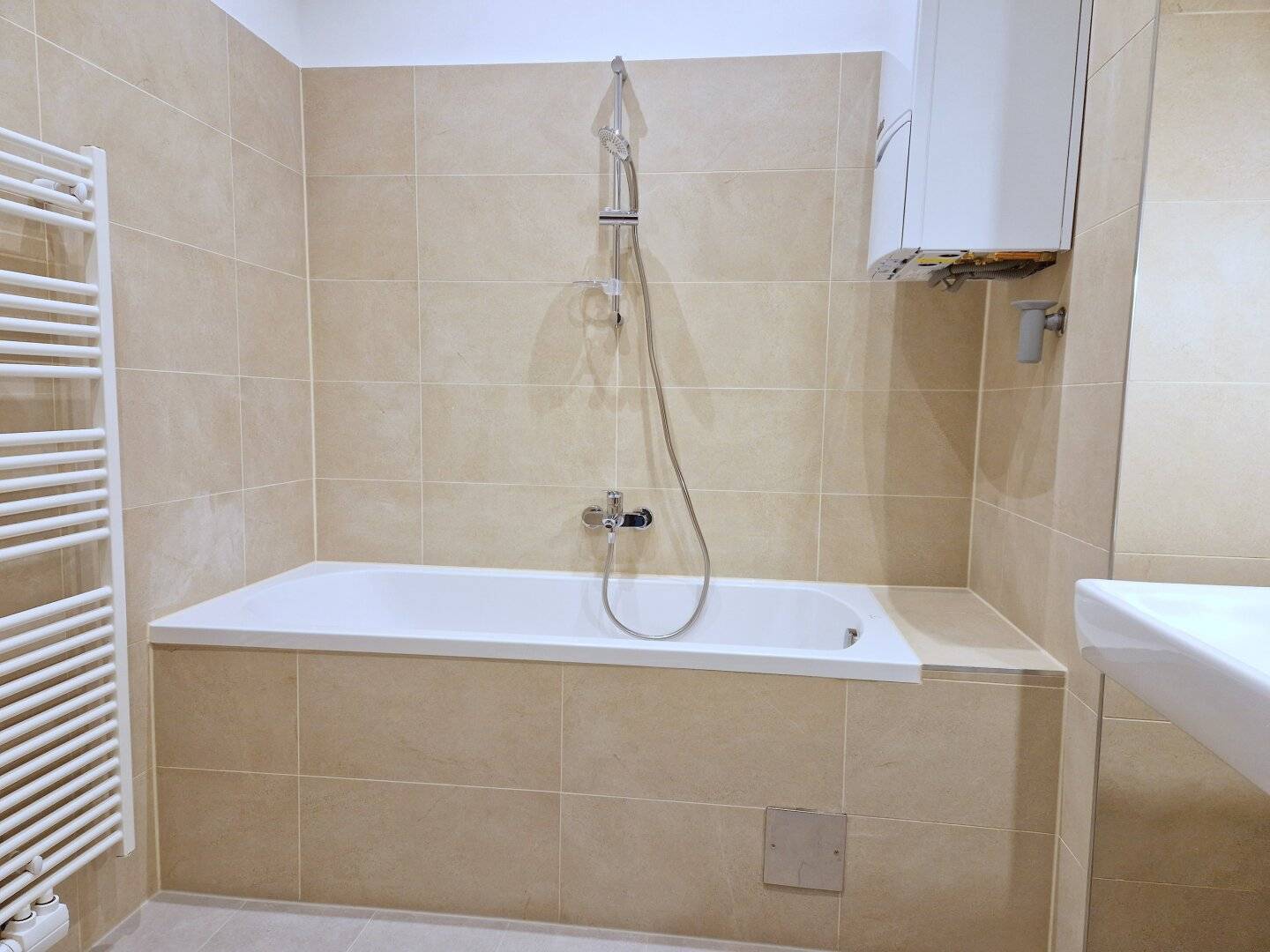 Stylish 2-room first-occupancy period apartment with balcony in central location with park view