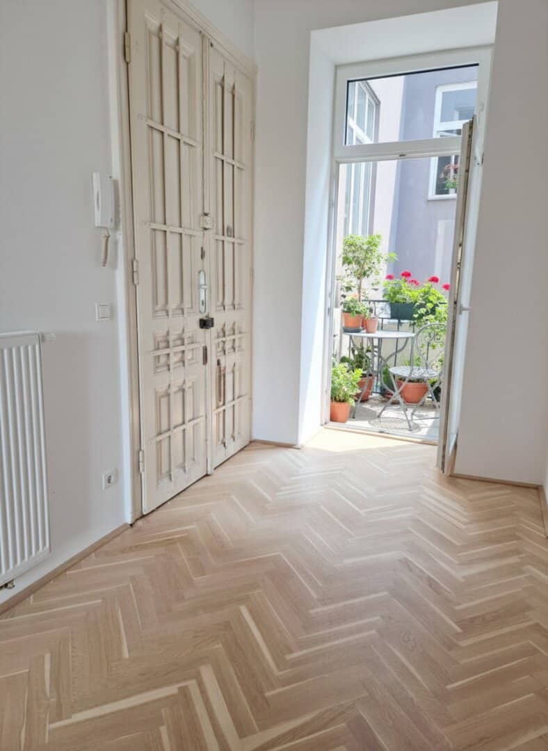 Stylish 2-room first-occupancy period apartment with balcony in central location with park view