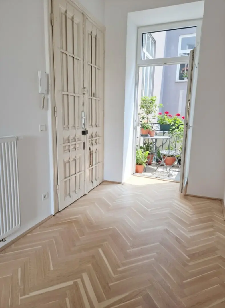 Stylish 2-room first-occupancy period apartment with balcony in central location with park view