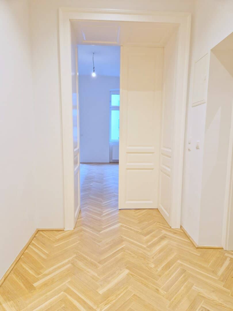 Very well arranged 2-room first-occupancy old building apartment with balcony in very quiet, central location
