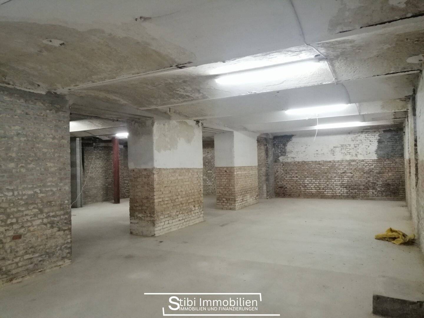 Accommodation space near Schönbrunn 5 m ceiling height