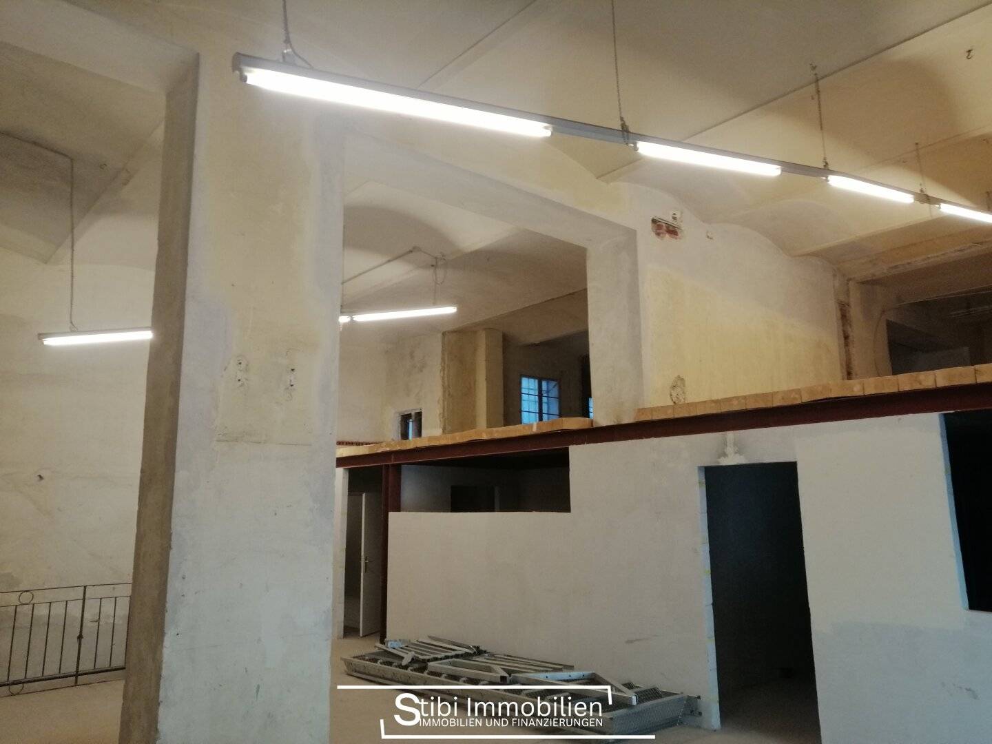 Accommodation space near Schönbrunn 5 m ceiling height