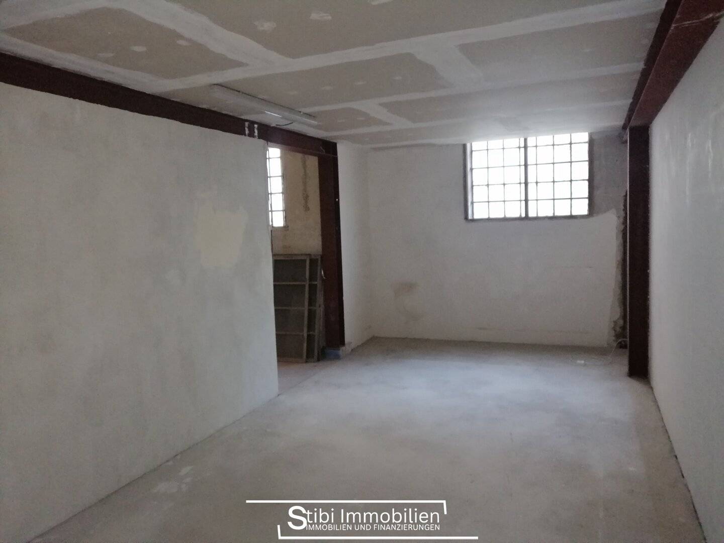 Accommodation space near Schönbrunn 5 m ceiling height