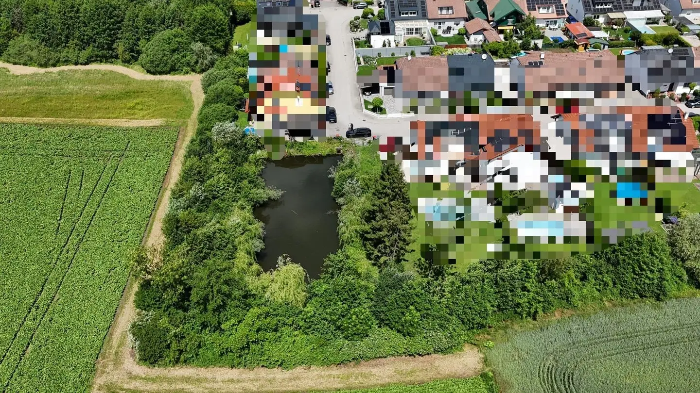 Digital bidding procedure: Sunny leisure property with an idyllic pond in a desirable location of Wels-Puchberg