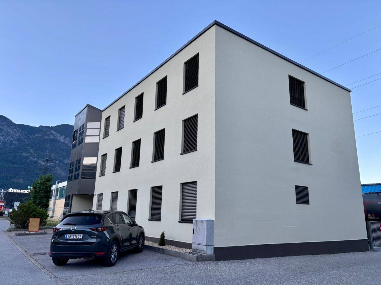 Office in top commercial location ***","de":"Büro in Top-Gewerbe-Lage ***