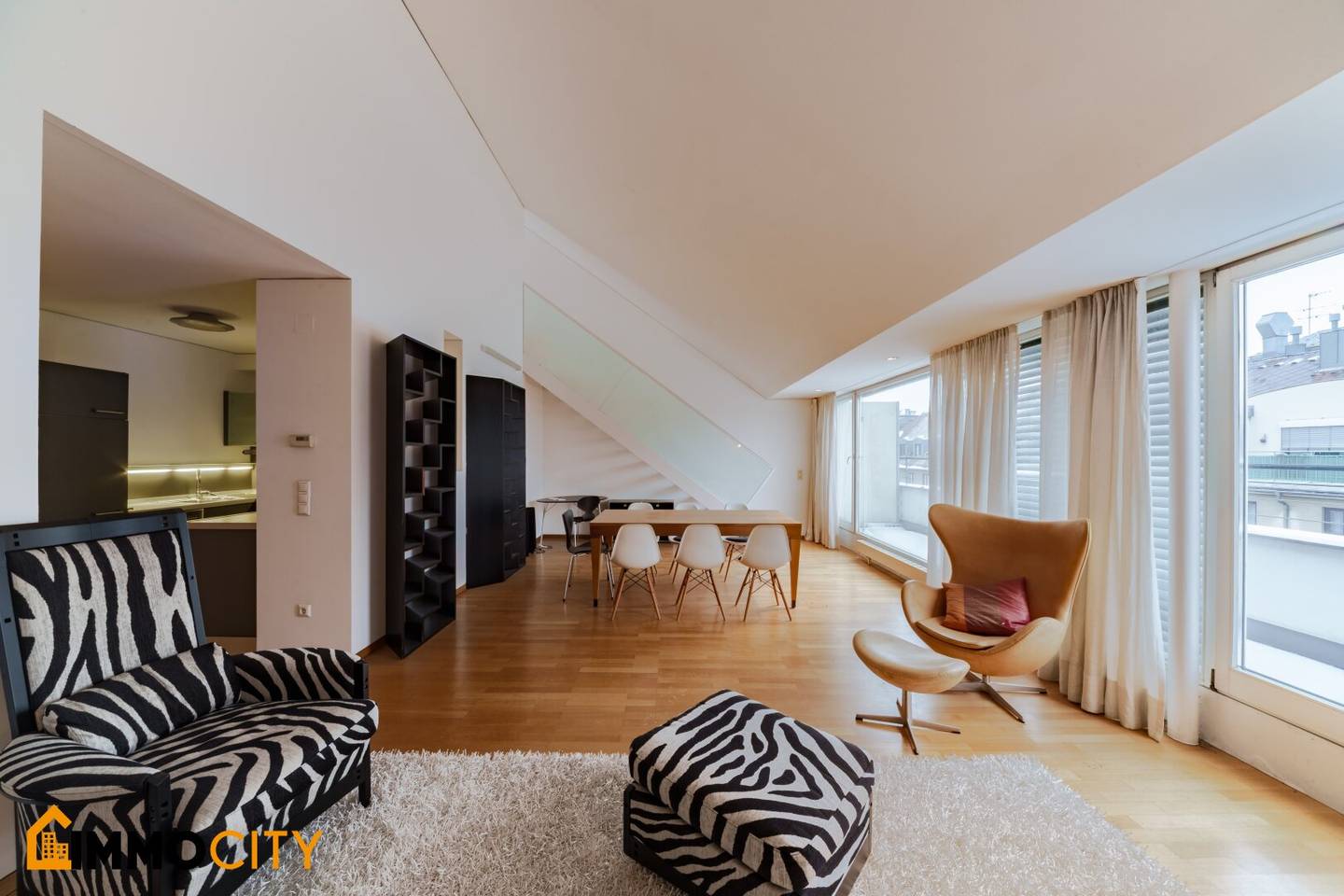 Brightly lit three room maisonette with roof terrace in prime Landstraße location
