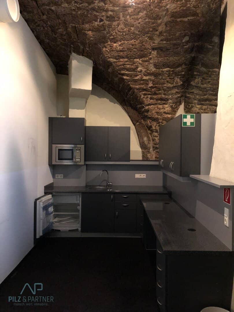 Beautiful vaulted venue for services, offices or health professions