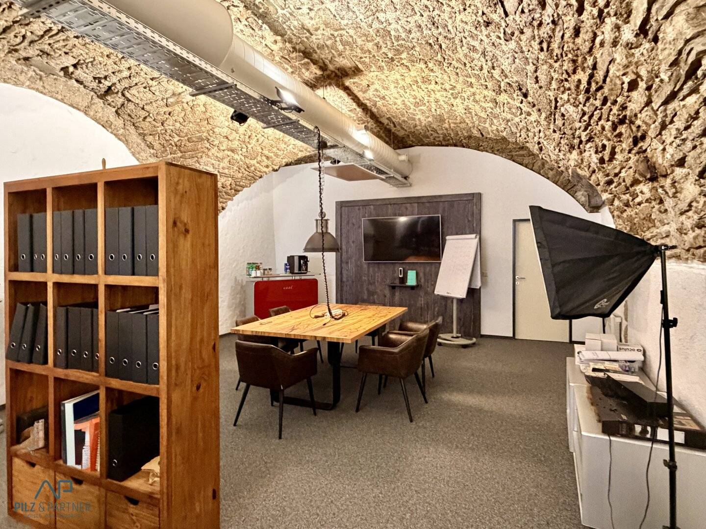 Beautiful vaulted venue for services, offices or health professions