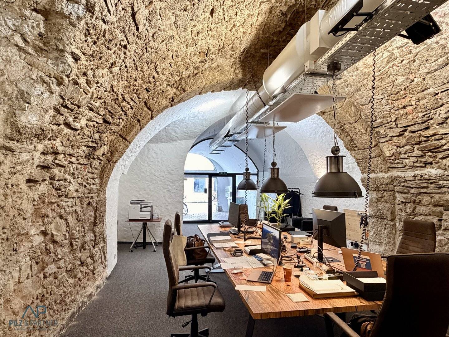 Beautiful vaulted venue for services, offices or health professions