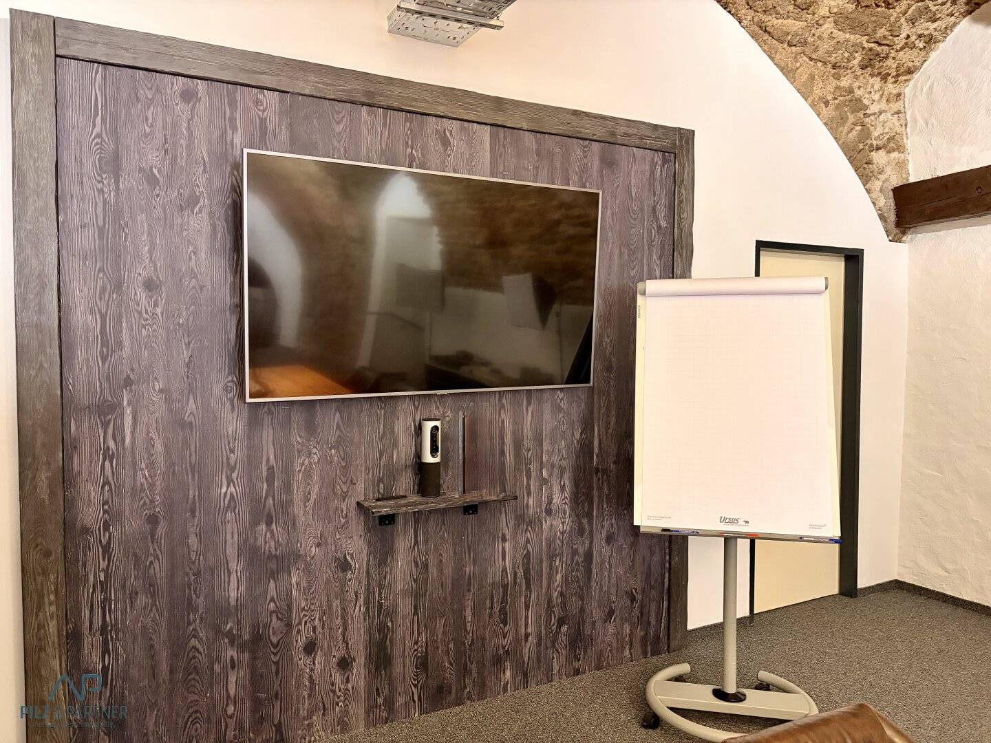 Beautiful vaulted venue for services, offices or health professions
