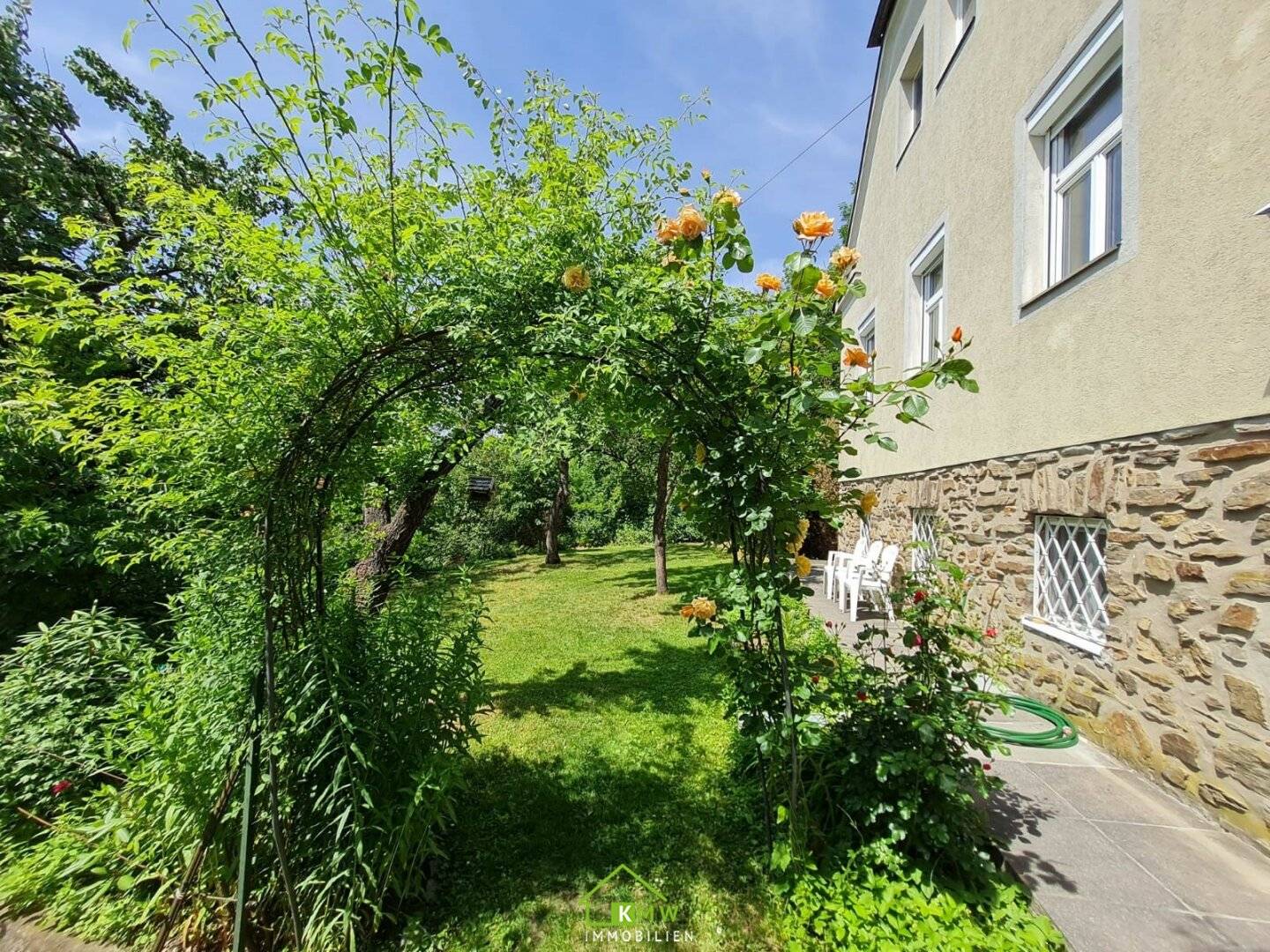 zentrumsnahes Miethaus: Garten-Ruhe-Oase mit Freiblick auf die Weinberge