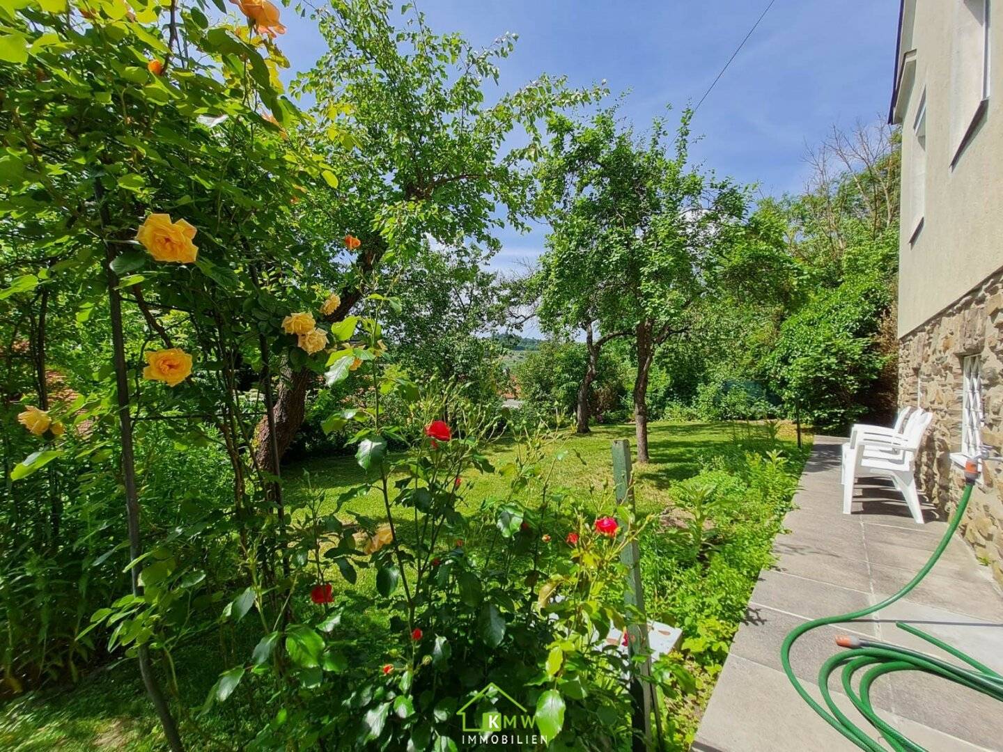 zentrumsnahes Miethaus: Garten-Ruhe-Oase mit Freiblick auf die Weinberge