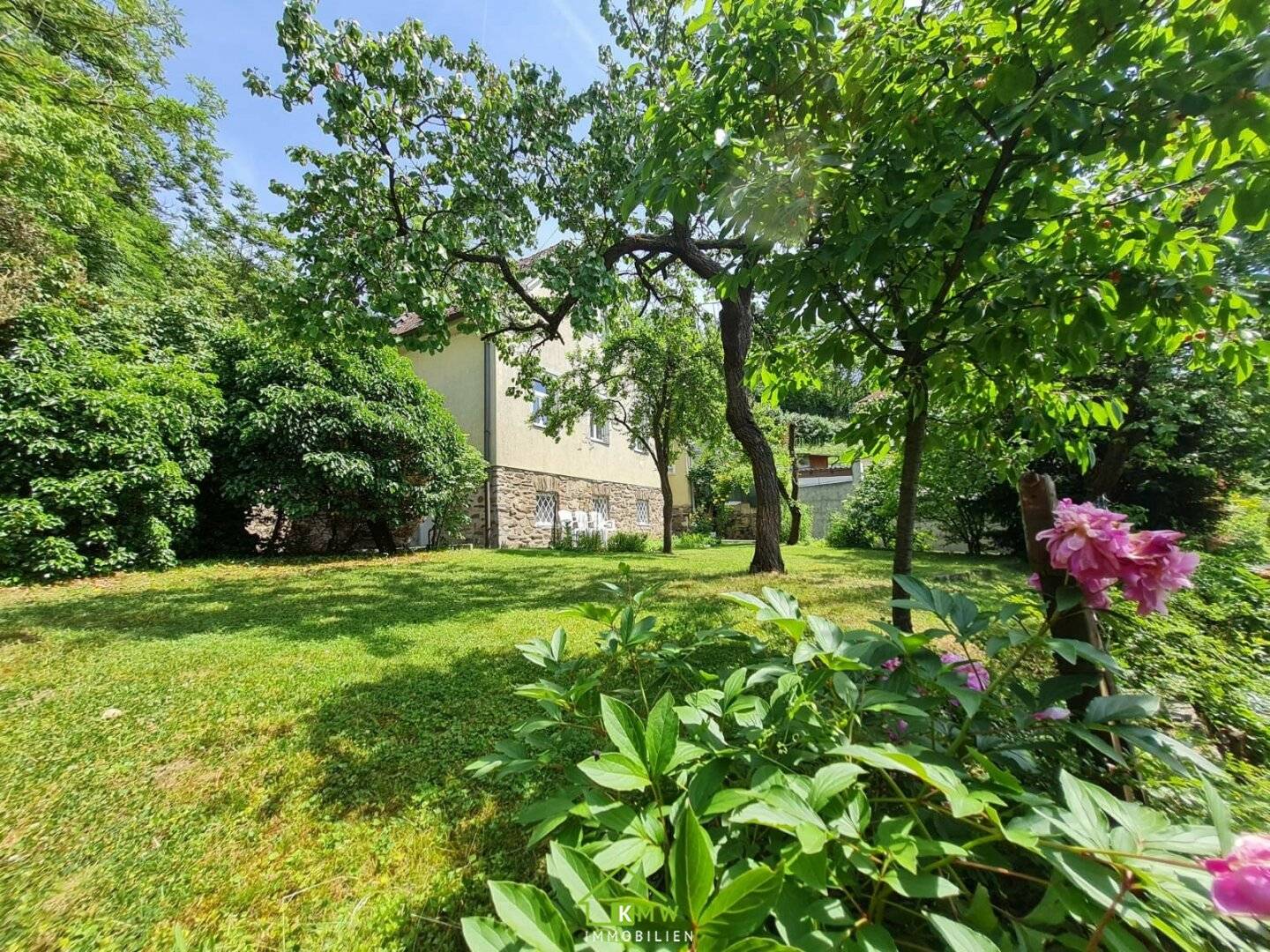 zentrumsnahes Miethaus: Garten-Ruhe-Oase mit Freiblick auf die Weinberge