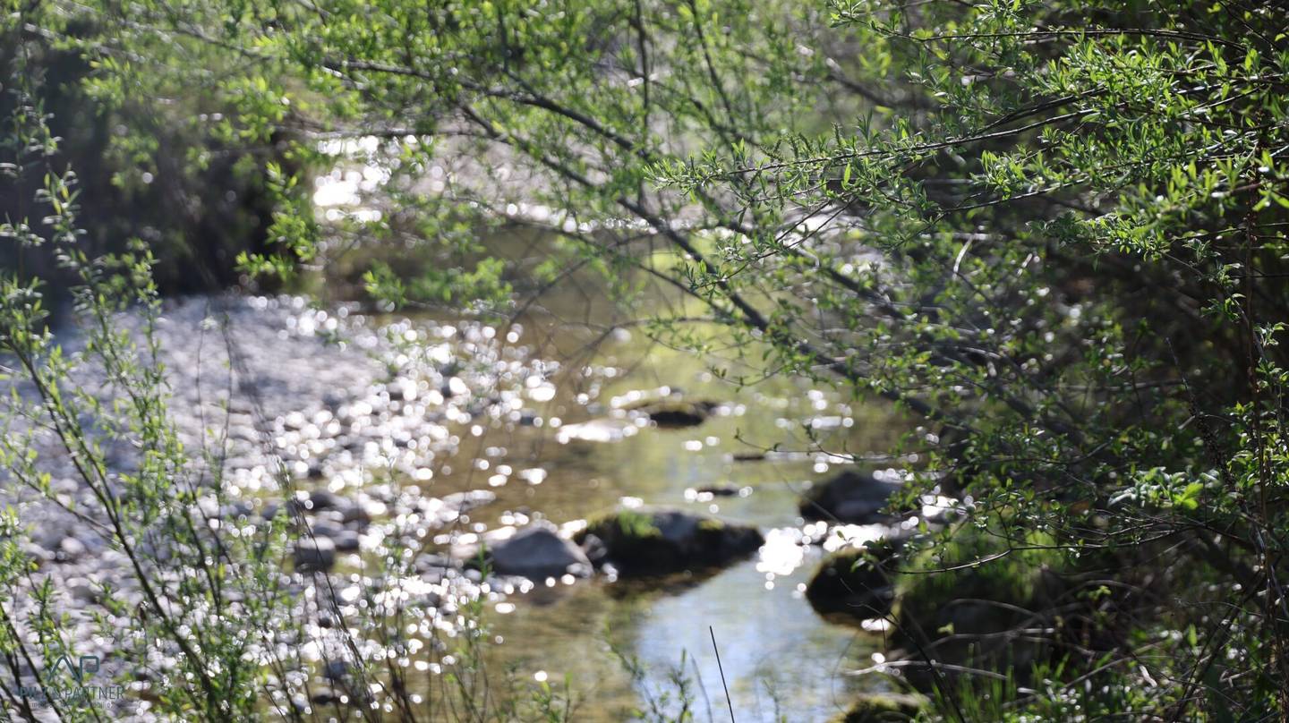 Idylle am Bach! Einzigartiges Baugrundstück in Adnet