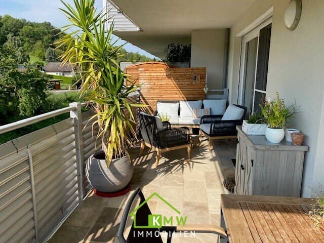 13 train minutes to Vienna: Nearly new 4-room apartment with generous balcony and view of greenery