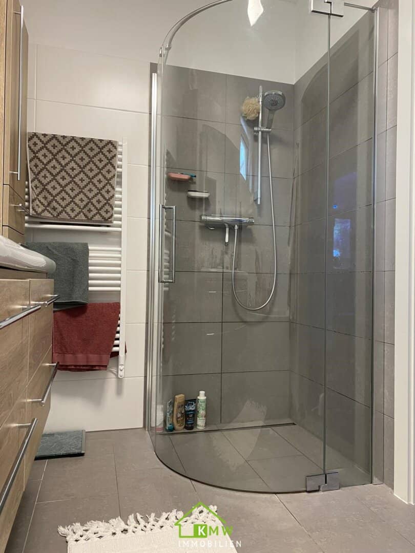13 train minutes to Vienna: Nearly new 4-room apartment with generous balcony and view of greenery