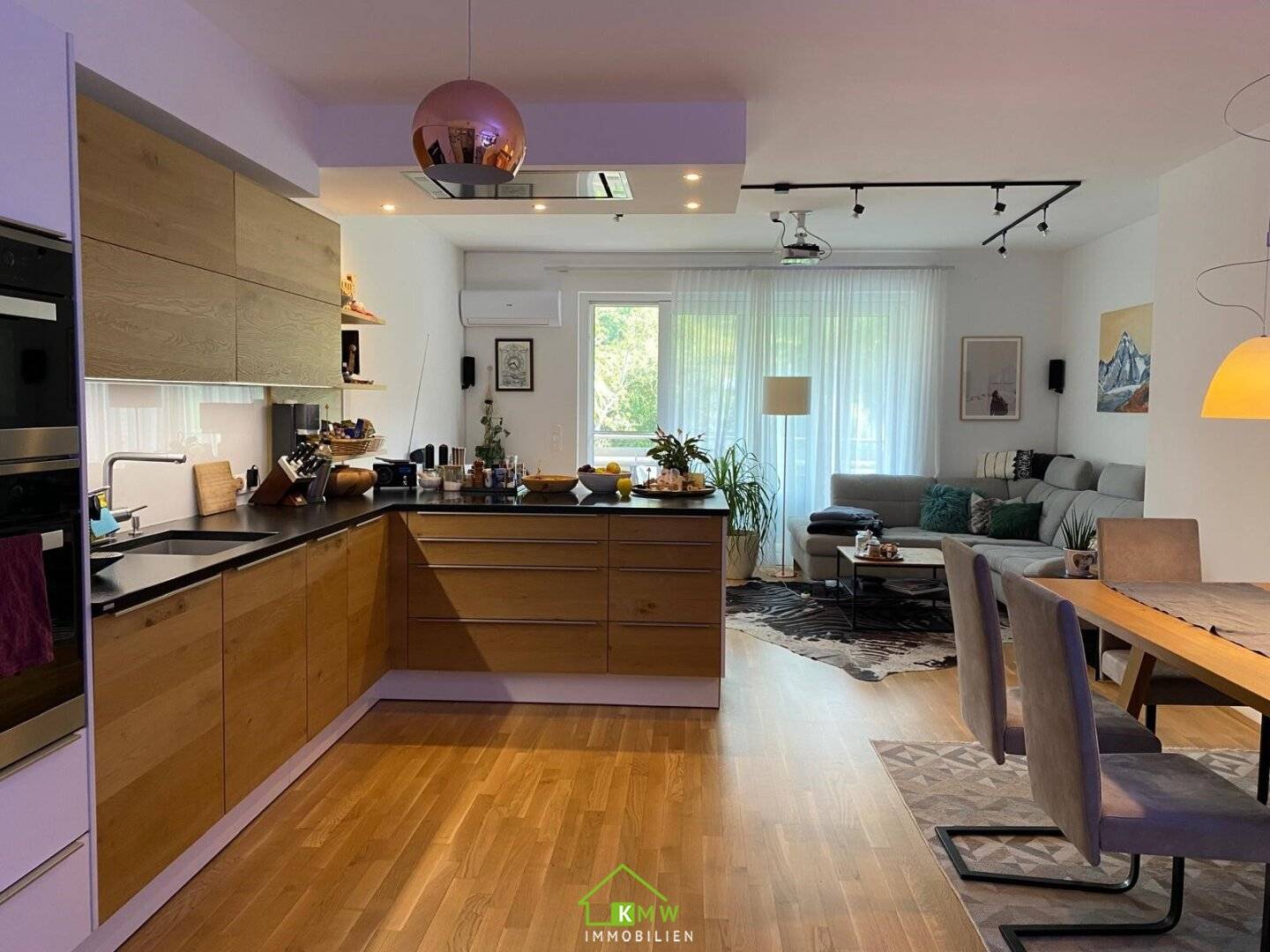 13 train minutes to Vienna: Nearly new 4-room apartment with generous balcony and view of greenery