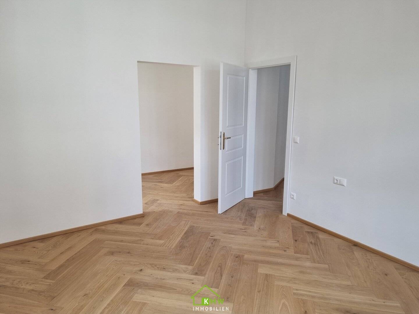 Fully renovated condominium at Gruschaplatz