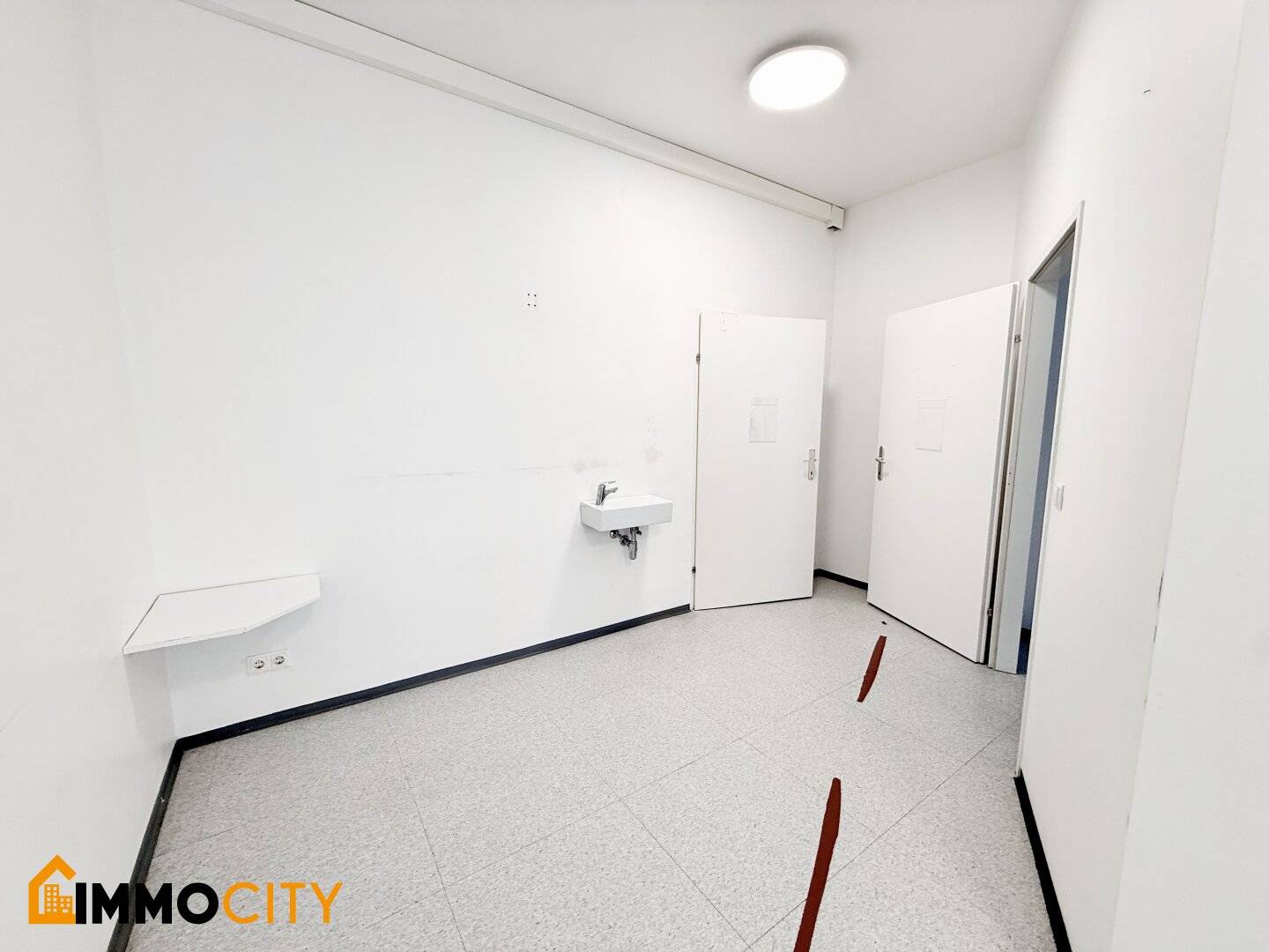 Perfect for doctors and therapists, bright practice spaces with water connections in every room
