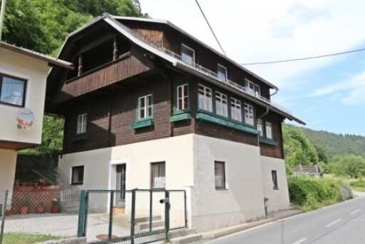 Residential house near Warmbad/Villach: 200m² with balcony, terrace &amp; garages