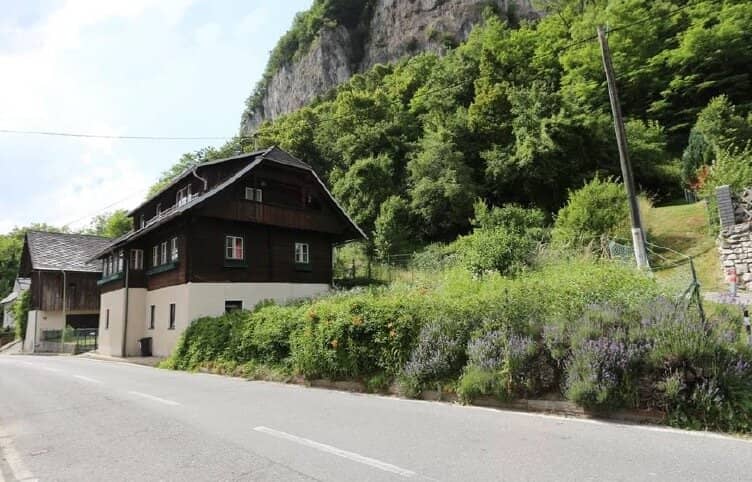 Residential house near Warmbad/Villach: 200m² with balcony, terrace &amp; garages