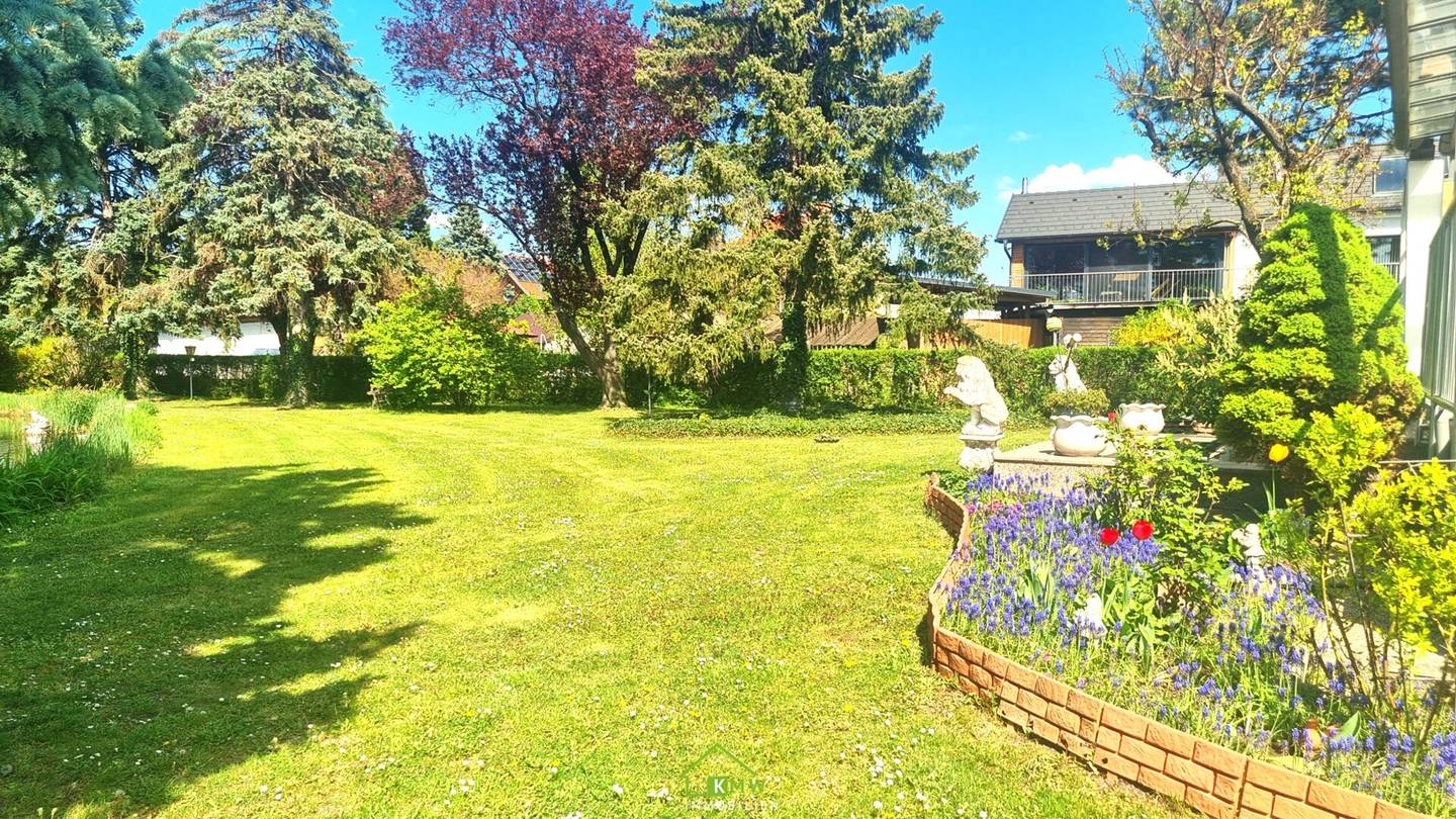 gepflegtes Wohnhaus in Ruhelage mit großem Garten, Schwimmteich und Doppelgarage