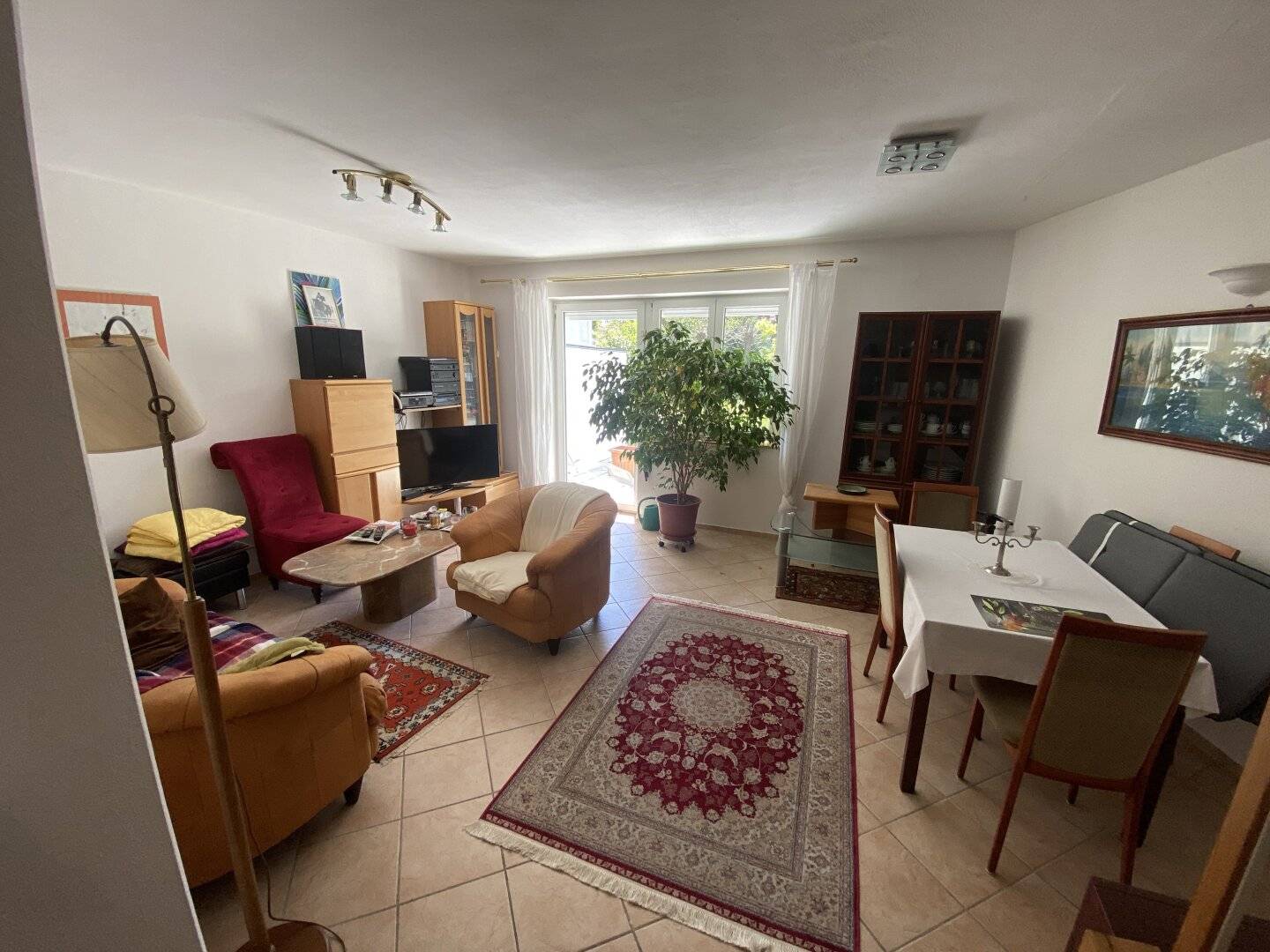 Großes Wohnhaus mit Garten und Garage in Ruhelage mit vielen Möglichkeiten - Pachtgrundstück