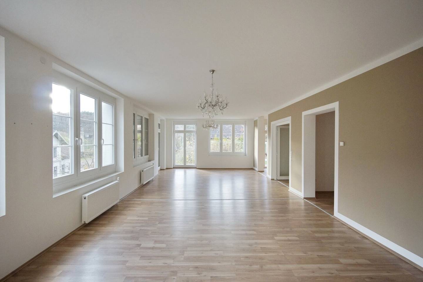 Unique apartment with garden: ideal for residential or commercial purposes