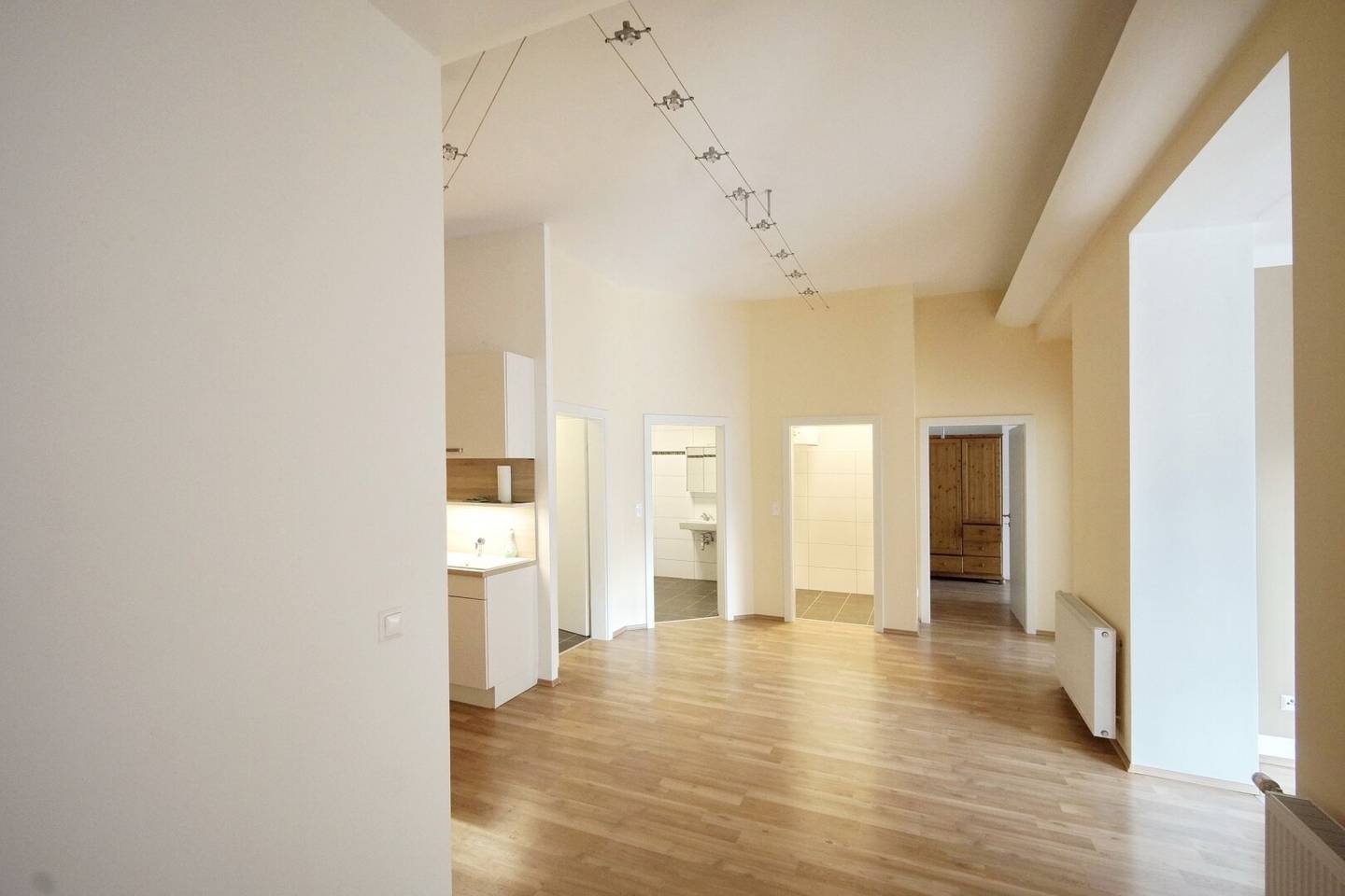 Unique apartment with garden: ideal for residential or commercial purposes