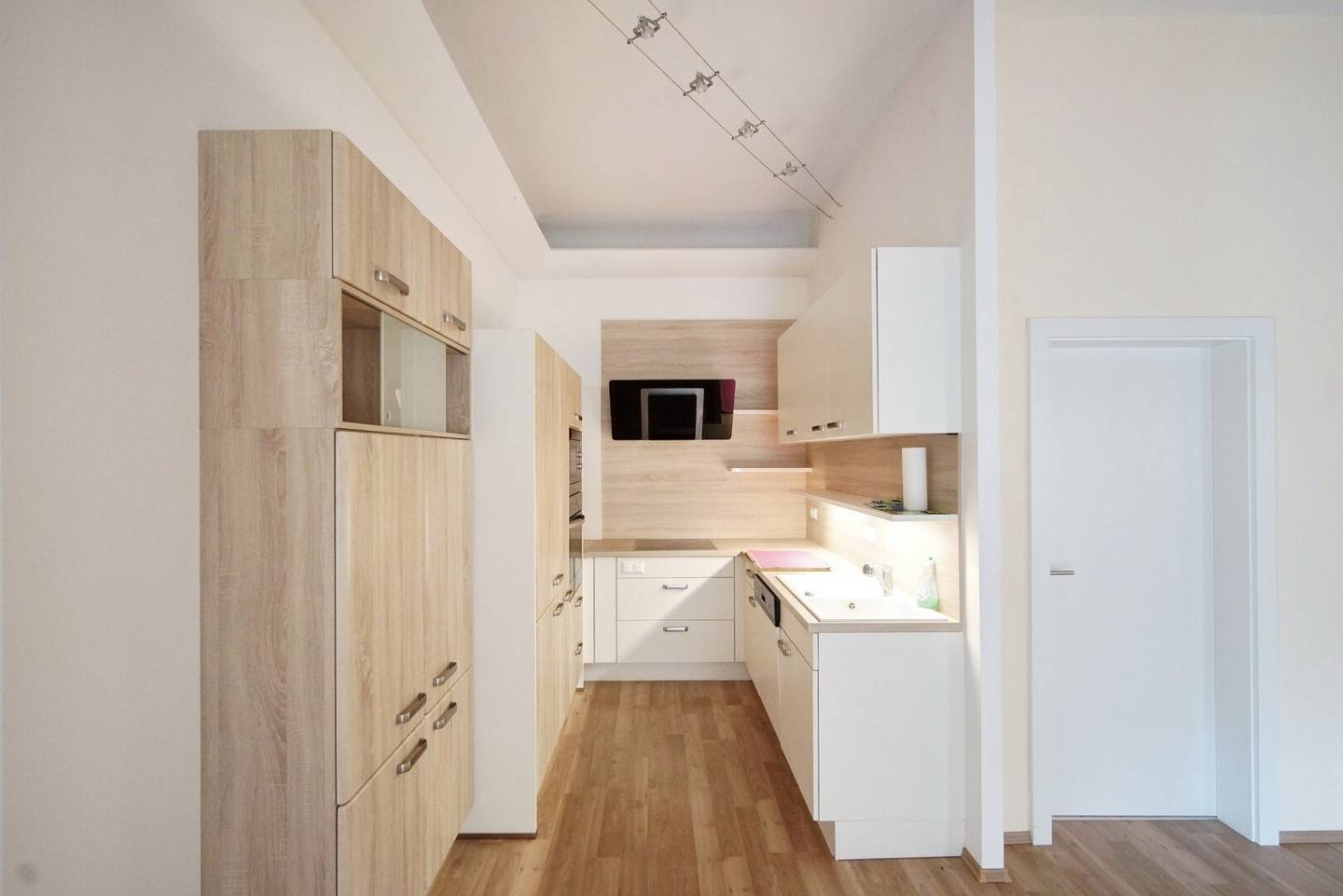 Unique apartment with garden: ideal for residential or commercial purposes