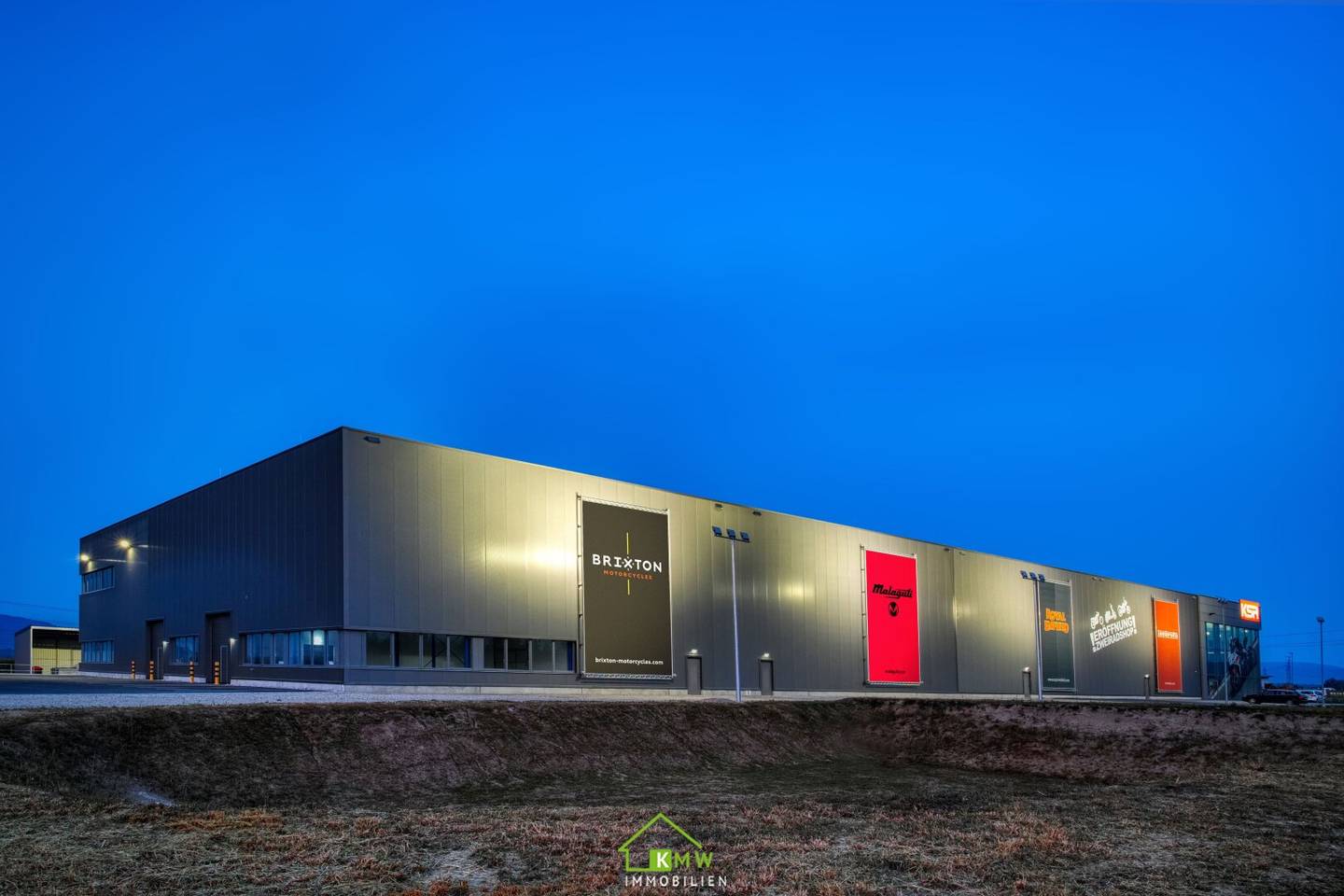 Representative, modern approx. 505 m² office spaces with canteen and parking spaces